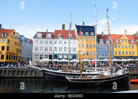 Bateaux sur le canal de Nyhavn, un front de 17e siècle et du quartier des divertissements, à Copenhague, au Danemark. Banque D'Images