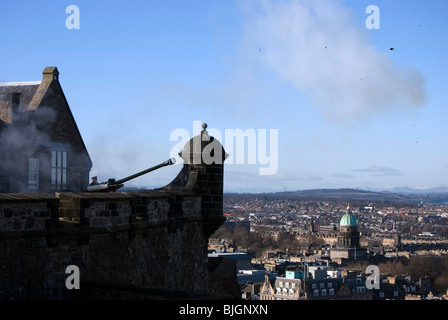 La cuisson à treize heures au château d'Édimbourg avec des morceaux de la ouate à partir de la coquille vide suspendu dans l'air. Banque D'Images