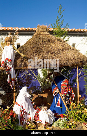 Arrivée de bébé vêtements influencés localement des chiffres à Santana sur l'île de Madère, au Portugal. Banque D'Images