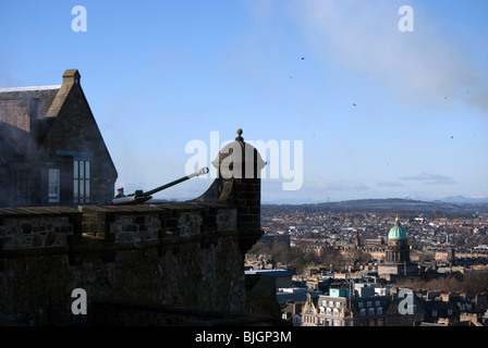 La cuisson à treize heures au château d'Édimbourg avec des morceaux de la ouate à partir de la coquille vide suspendu dans l'air. Banque D'Images