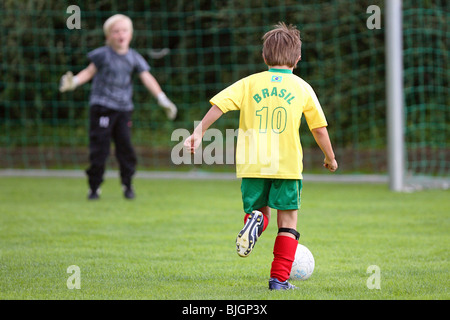 Penalty shoot-out pendant les garçons entraînement football, Berlin, Allemagne Banque D'Images