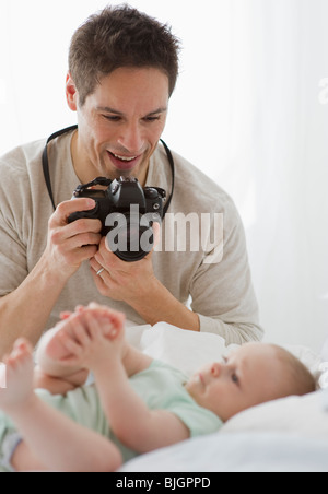 Père de prendre photo de bébé Banque D'Images