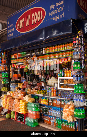 L'Inde, le Kerala, Calicut, Kozhikode, nouveau Bus Stand, bien approvisionné de boissons et snack-stall Banque D'Images