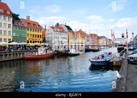 Sighteeing voile sur le canal de Nyhavn, un front de 17e siècle et du quartier des divertissements, à Copenhague, au Danemark. Banque D'Images