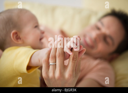 Le père et l'enfant jouant Banque D'Images