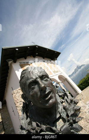 Buste en bronze commémorant le légendaire coureur cycliste italien, Fausto Coppi, Toscane, Italie. Connus pour que l'Il Campionissimo, le champion des champions. Décédée tragiquement à seulement 40 ans du paludisme. Banque D'Images