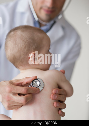 Médecin et bébé Banque D'Images