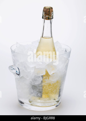 Bouteille de vin mousseux en seau à glace - Banque D'Images
