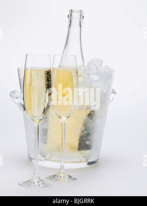 Deux verres de vin mousseux, vin bouteille dans un seau à glace - Banque D'Images