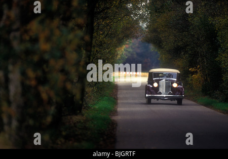 Packard huit 1934 conduire sur une route de campagne. Banque D'Images