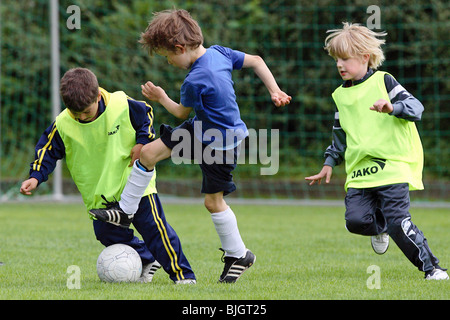 Les garçons pendant la formation du football, Berlin, Deutschland Banque D'Images