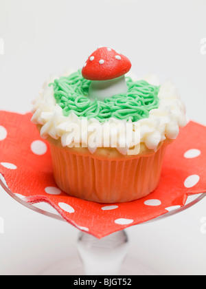 Avec Muffin aux champignons agaric fly on cake stand - Banque D'Images