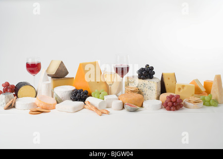Nature morte avec du fromage, du raisin et du vin - Craquelins Banque D'Images