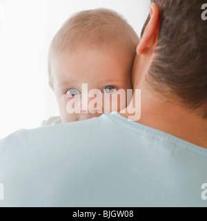 Père holding baby Banque D'Images