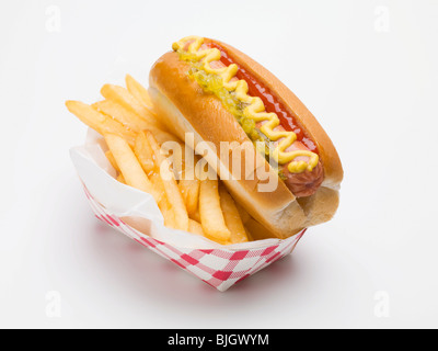 Un hot-dog avec frites dans un plat de papier (restauration rapide) - Banque D'Images