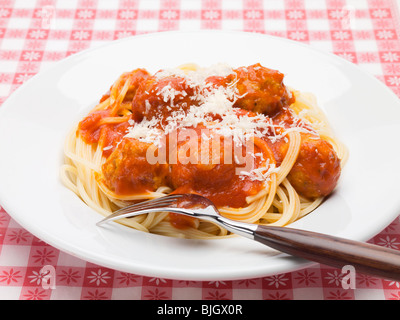 Spaghetti aux Boulettes de viande en sauce tomate et parmesan - Banque D'Images