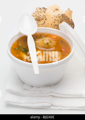Goulash avec de petites boulettes en une cuve en plastique - Banque D'Images