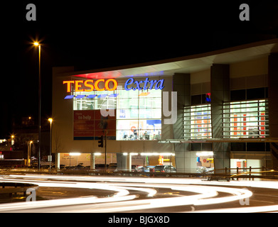 Le nouveau supermarché Tesco de nuit Chesterfield Derbyshire, Angleterre East Midlands Banque D'Images