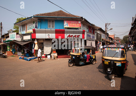 L'Inde, le Kerala, Calicut, Kozhikode, SM Street, deux autorickshaws à la jonction de route Banque D'Images