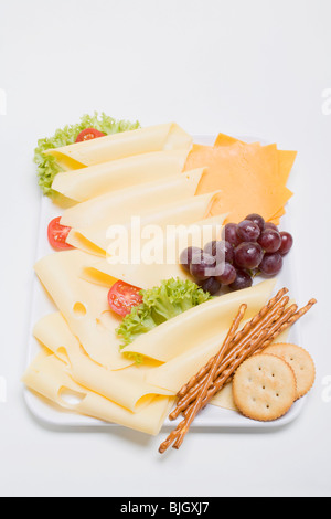 Assiette de fromages avec des raisins et de recette - Banque D'Images