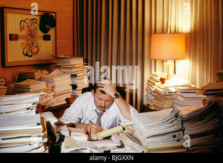 L'homme débordé au bureau Banque D'Images