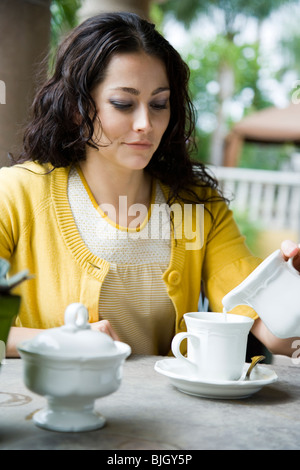 Femme ayant le café du matin Banque D'Images