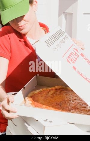 Femme dans le pare-soleil à la boîte à pizza - ouvert en Banque D'Images