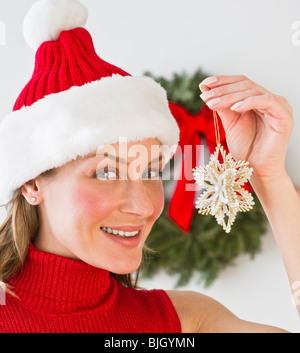 Woman holding Christmas decoration Banque D'Images