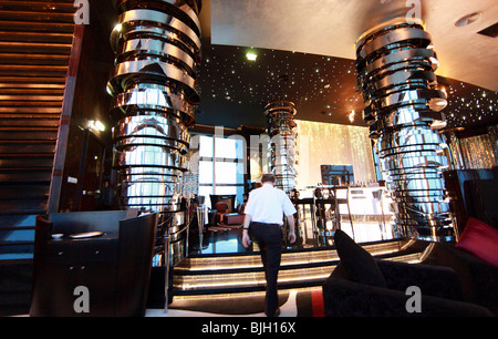 Un client de l'hôtel dans le salon de l'adresse Neos Hotel, Dubai, Émirats Arabes Unis Banque D'Images