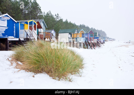 La célèbre plage de couleur à côté des puits de la mer à la suite de neige en hiver sur la côte de Norfolk Banque D'Images