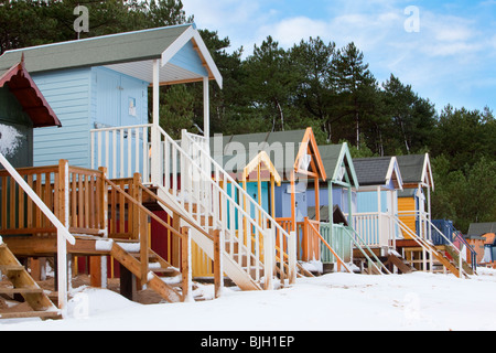 La célèbre plage de couleur à côté des puits de la mer à la suite de neige en hiver sur la côte de Norfolk Banque D'Images