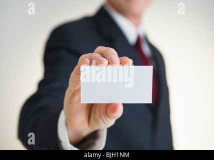 Businessman holding white card Banque D'Images