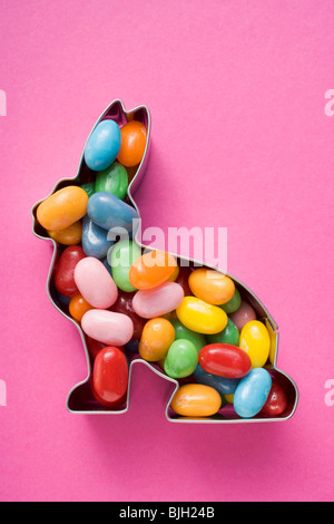 Lapin de Pâques cutter rempli de jelly beans - Banque D'Images