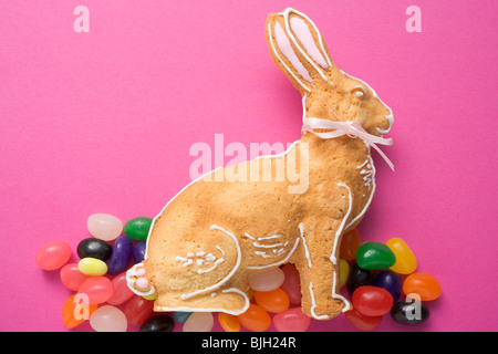 Lapin de Pâques au four et jelly beans - Banque D'Images