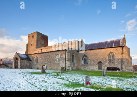Dans l'église All Saints Morston suite à une légère chute de neige d'hiver Banque D'Images