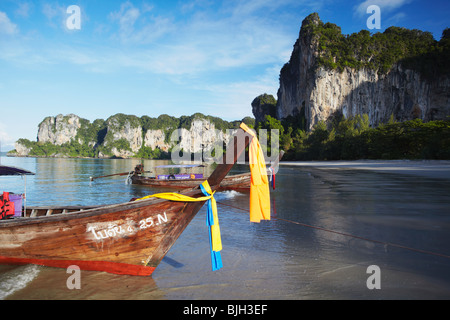 Long Tail boats sur Hat Rai Leh Beach, West Railay (Rai Leh), province de Krabi, Thaïlande Banque D'Images