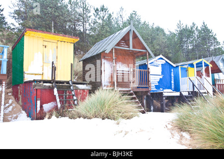 La célèbre plage de couleur à côté des puits de la mer à la suite de neige en hiver sur la côte de Norfolk Banque D'Images