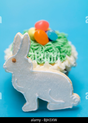 Cupcake avec jelly beans et lapin de Pâques - Banque D'Images