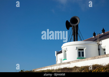 La vache et le veau, les cornes de brume sur le Phare Lizard Angleterre Cornwall Banque D'Images