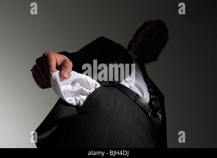 Homme en costume avec les poches vides. Symbole : l'insolvabilité, la faillite nationale, etc. Banque D'Images