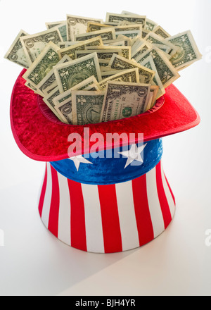 L'argent dans le chapeau de l'Oncle Sam Banque D'Images