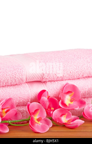 Serviettes et de fleurs sur fond de bois. Profondeur de champ Banque D'Images