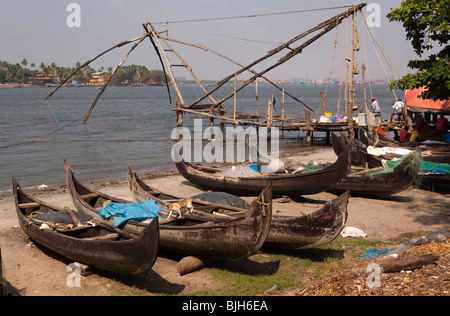 L'Inde, Kerala, Cochin, fort Cochin, filets de pêche chinois, bateaux de pêche traditionnels en bois Banque D'Images