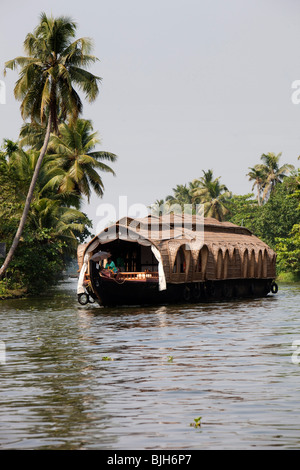 L'Inde, le Kerala,, Bamboostix moderne grande péniche sur l'eau dormante kettuvallam Banque D'Images