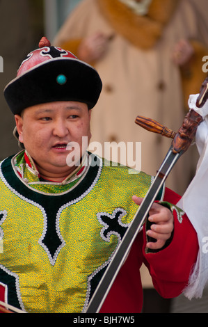 L'homme de Mongolie jouant du violon à tête de cheval. Banque D'Images