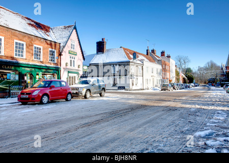 Dedham high street à la suite de neige en hiver en Essex Banque D'Images