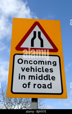 UK Road Sign 'attention aux véhicules arrivant en sens inverse en milieu de route'. Banque D'Images