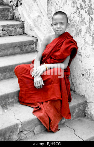 Shwenandaw Kyaung (Monastère du Palais d'Or) montrant un jeune moine, Mandalay, Myanmar (Birmanie) Banque D'Images
