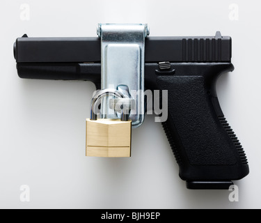 Pistolet glock avec un cadenas sur elle Banque D'Images