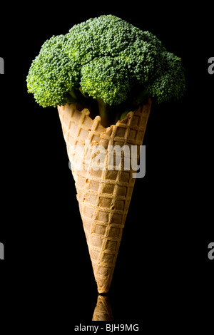 Le brocoli dans une gaufre ice cream cone Banque D'Images